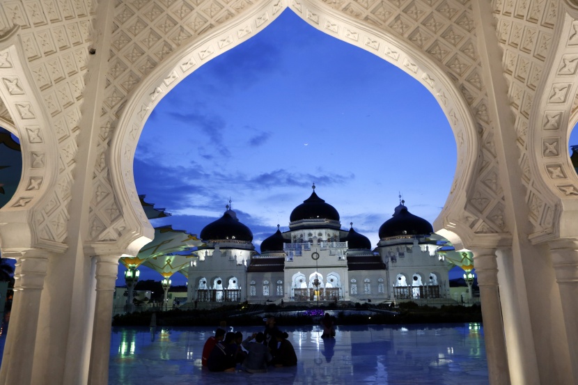 قصة مصورة: رمضان.. صلوات وذكر وموائد عامرة