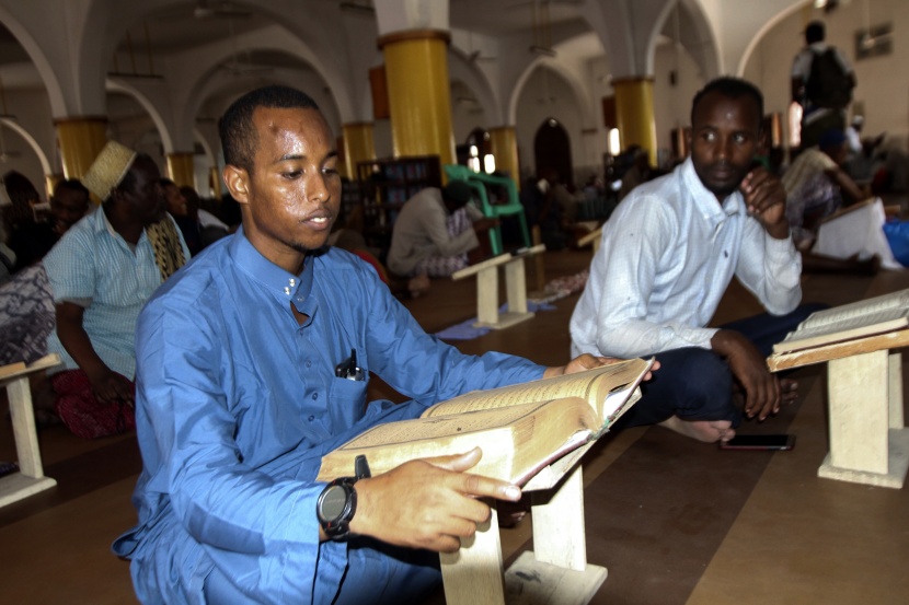 قصة مصورة: رمضان.. صلوات وذكر وموائد عامرة