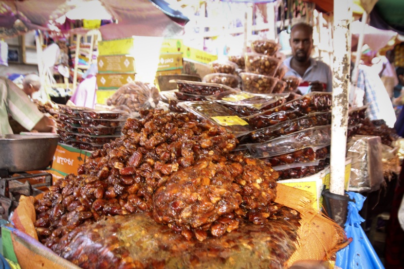 قصة مصورة: رمضان.. صلوات وذكر وموائد عامرة