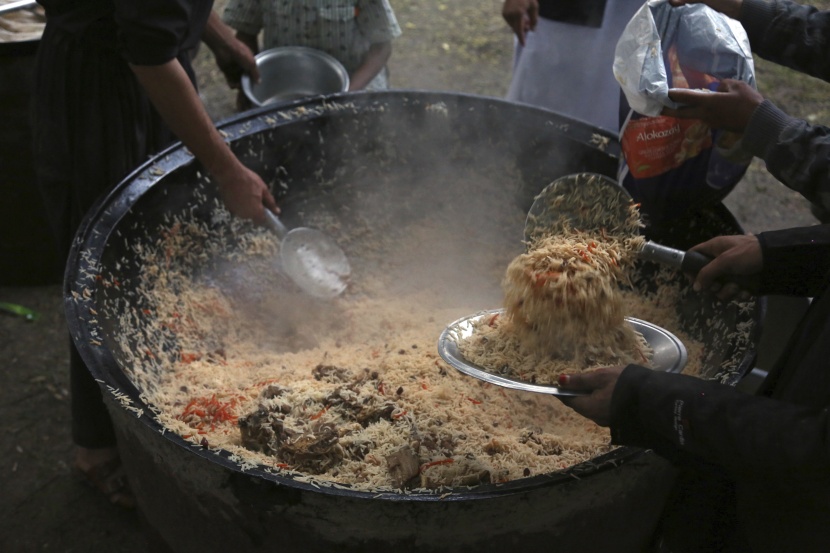 قصة مصورة: رمضان.. صلوات وذكر وموائد عامرة
