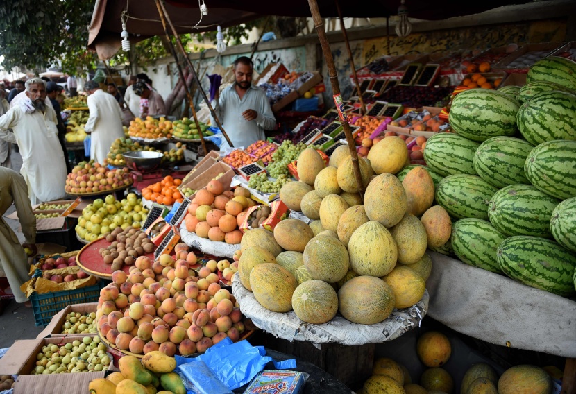 قصة مصورة: رمضان.. صلوات وذكر وموائد عامرة