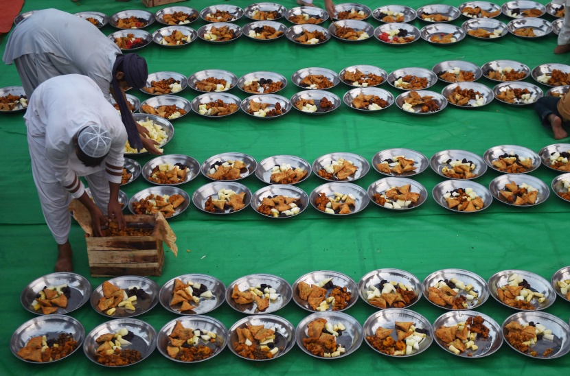 قصة مصورة: رمضان.. صلوات وذكر وموائد عامرة