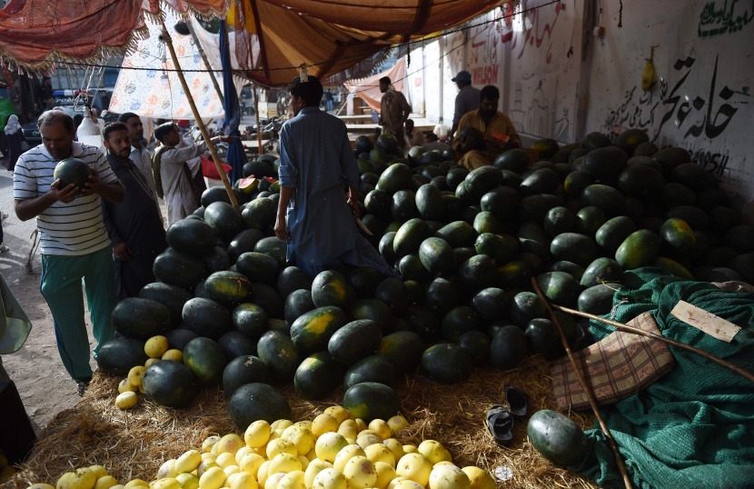 قصة مصورة: رمضان.. صلوات وذكر وموائد عامرة