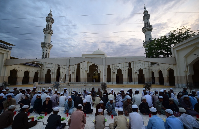 قصة مصورة: رمضان.. صلوات وذكر وموائد عامرة