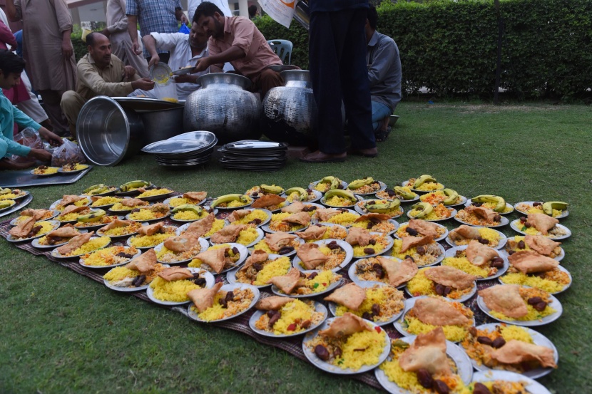 قصة مصورة: رمضان.. صلوات وذكر وموائد عامرة