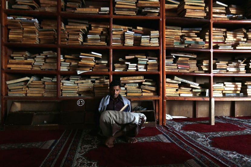 قصة مصورة: رمضان.. صلوات وذكر وموائد عامرة