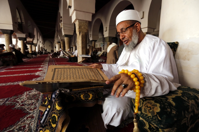 قصة مصورة: رمضان.. صلوات وذكر وموائد عامرة