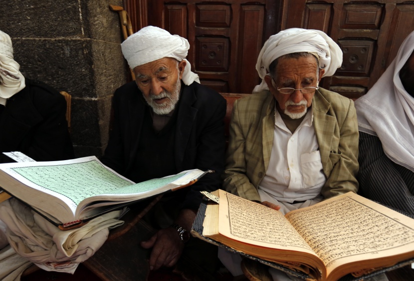 قصة مصورة: رمضان.. صلوات وذكر وموائد عامرة