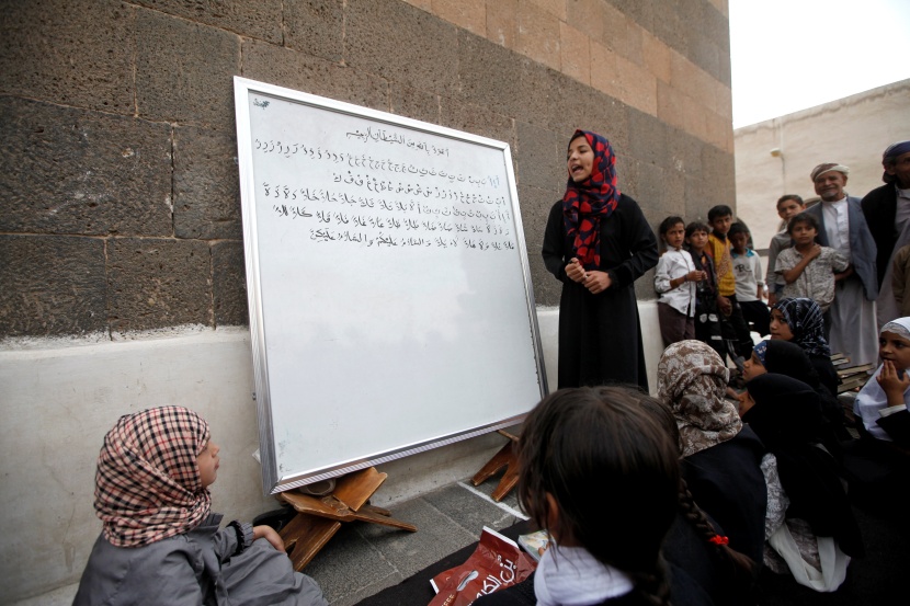 قصة مصورة: رمضان.. صلوات وذكر وموائد عامرة