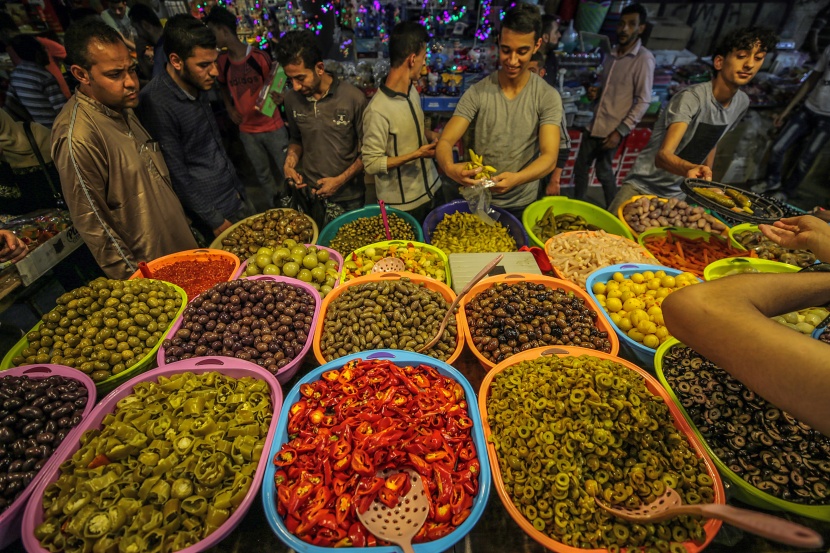 قصة مصورة: رمضان.. صلوات وذكر وموائد عامرة