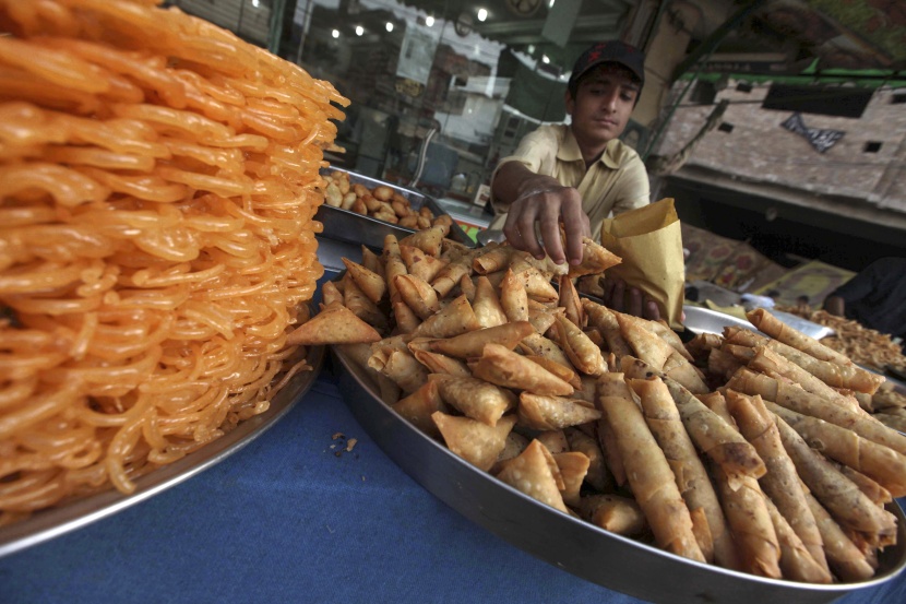 قصة مصورة: رمضان.. صلوات وذكر وموائد عامرة