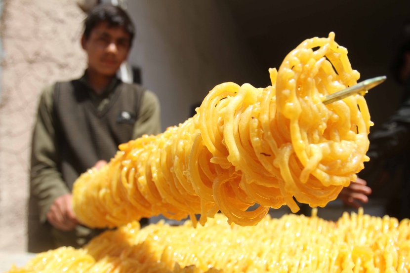 قصة مصورة: رمضان.. صلوات وذكر وموائد عامرة