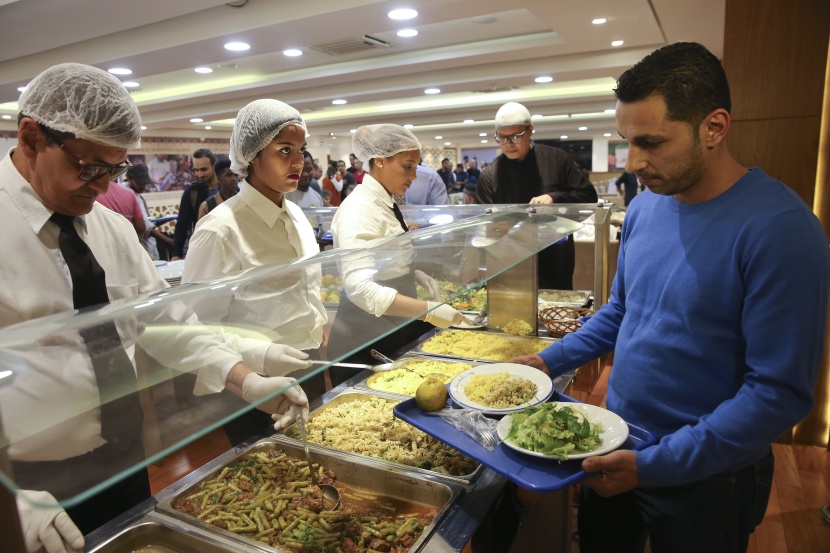 قصة مصورة: رمضان.. صلوات وذكر وموائد عامرة
