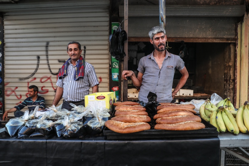 قصة مصورة: رمضان.. صلوات وذكر وموائد عامرة