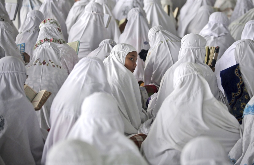 قصة مصورة: رمضان.. صلوات وذكر وموائد عامرة