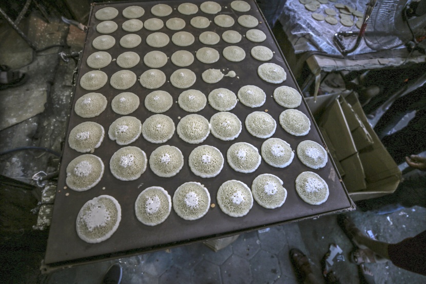 قصة مصورة: رمضان.. صلوات وذكر وموائد عامرة