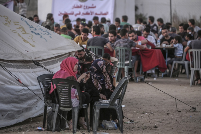 قصة مصورة: رمضان.. صلوات وذكر وموائد عامرة