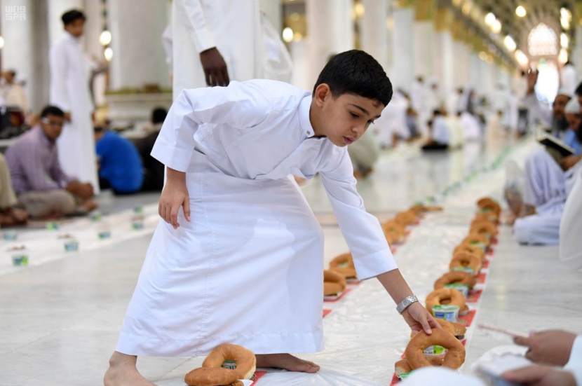 قصة مصورة: السفرة الرمضانية من المسجد النبوي
