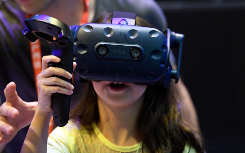 فتاة تختبر نظامًا للواقع الافتراضي خلال معرض التكنولوجيا الدولي في باريس