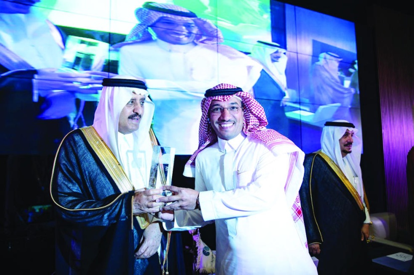 الأمير أحمد بن عبدالعزيز يكرم «السعودية للكهرباء» لرعايتها أنشطة الجمعية السعودية لمرض الزهايمر
