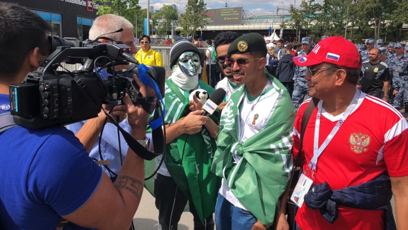 توافد الجماهير السعودية إلى ملعب لوجنبكي لمؤازرة المنتخب السعودي أمام نظيره الروسي