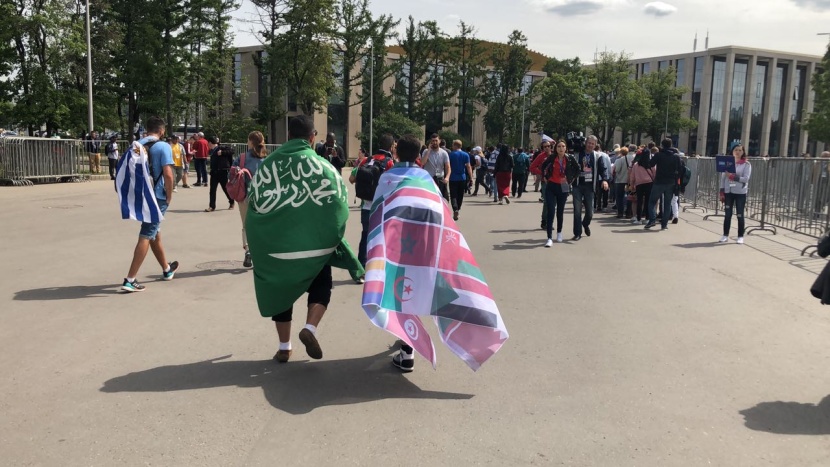 توافد الجماهير السعودية إلى ملعب لوجنبكي لمؤازرة المنتخب السعودي أمام نظيره الروسي