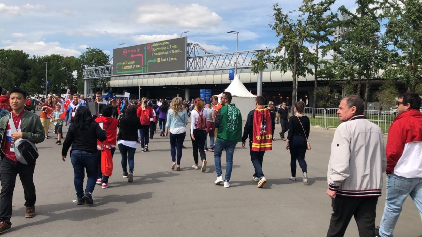 توافد الجماهير السعودية إلى ملعب لوجنبكي لمؤازرة المنتخب السعودي أمام نظيره الروسي