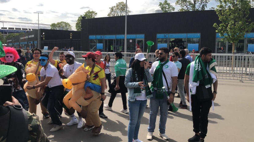 توافد الجماهير السعودية إلى ملعب لوجنبكي لمؤازرة المنتخب السعودي أمام نظيره الروسي