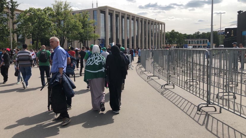 توافد الجماهير السعودية إلى ملعب لوجنبكي لمؤازرة المنتخب السعودي أمام نظيره الروسي