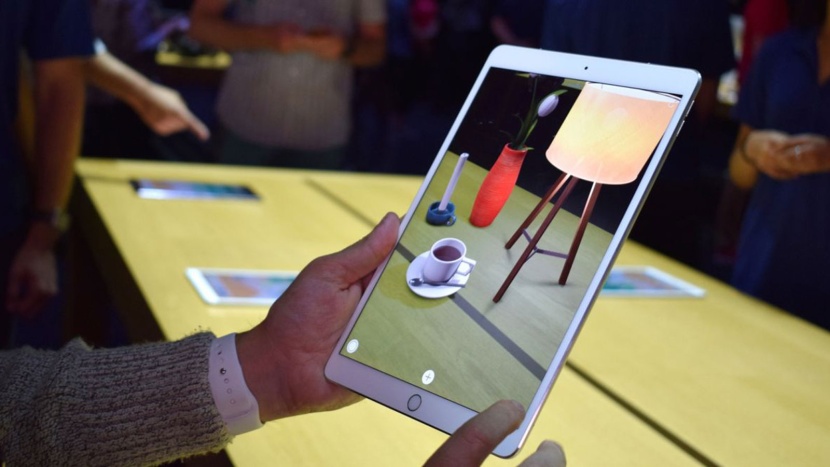 الأسبوع القادم.. "أبل" تطرح في هواتف الآيفون أدوات لتبادل الواقع المعزز