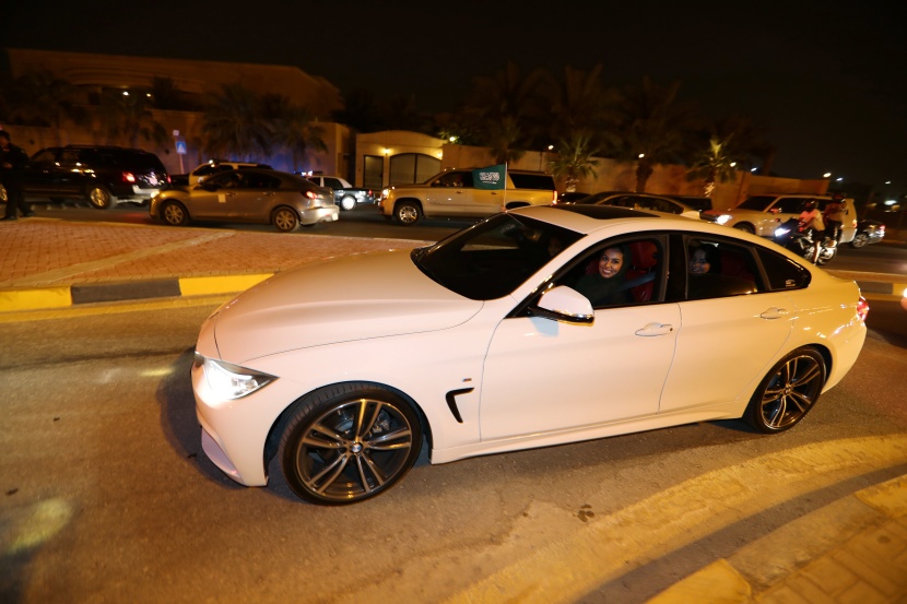 قيادة المرأة.. فرحة وحالة مرورية مطمئنة