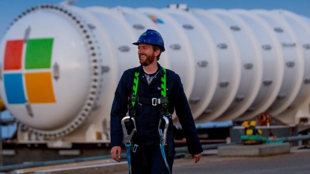 "مايكروسوفت" تقيم مركز بيانات في أعماق البحر يستوعب 864 كمبيوتر خادم