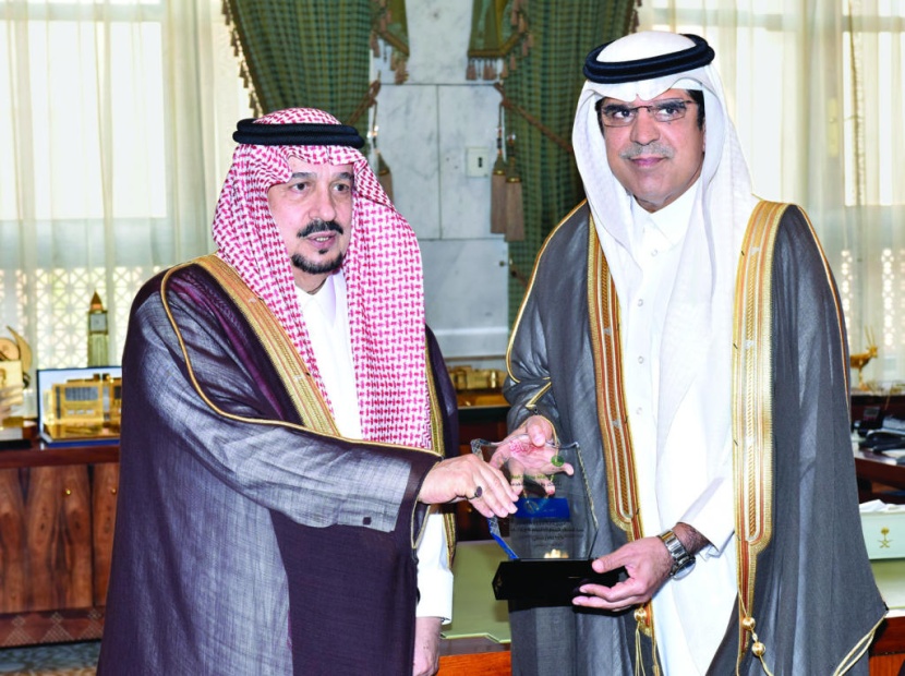 الأمير فيصل بن بندر يكرم «العربي الوطني»