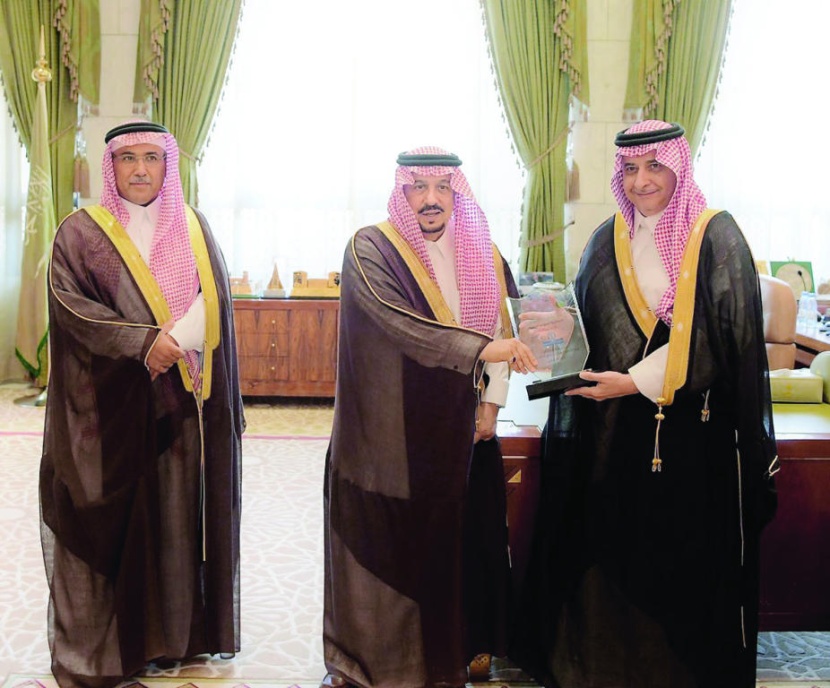 أمير الرياض يكرم «سامبا» لرعايتها احتفالات 
عيد الفطر المبارك