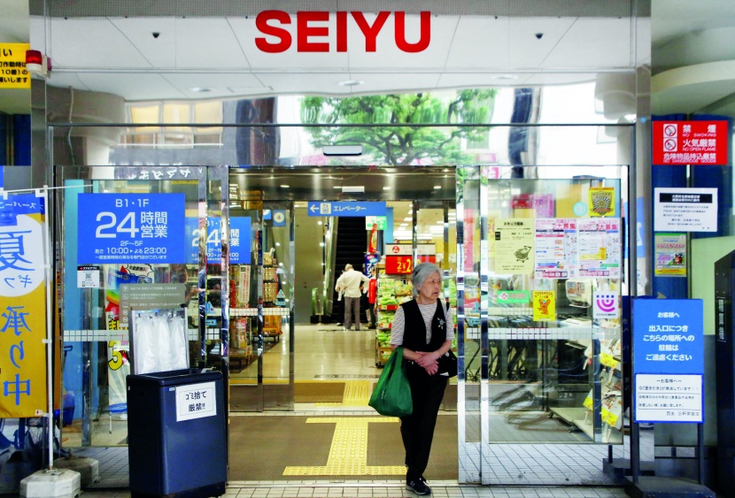 "وول مارت" تسعى للخروج من اليابان ببيع متاجر "سييو" بنحو 4 مليارات دولار