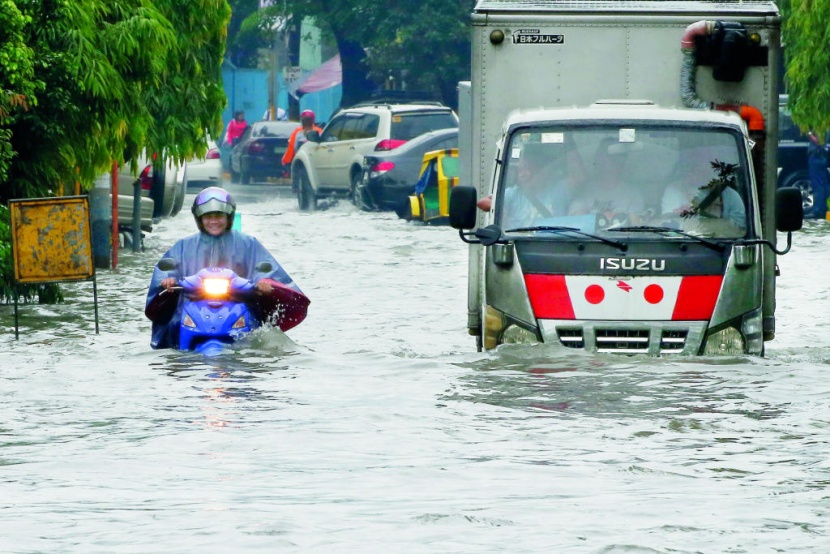 عربات نقل تعاني أثناء تنقلها في إحدى مناطق العاصمة الفلبينية مانيلا، وذلك بعد تعرضها إلى أمطار غزيرة استمرت إلى ثلاث أيام