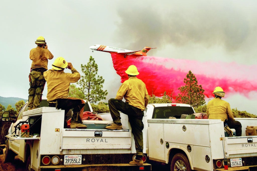 تكافح فرق الإطفاء عشرات الحرائق فى الغابات المستعرة فى ولاية كاليفورنيا الأمريكية، مستخدمة طائرات عملاقة للسيطرة على حريق فى غابة ستانيسلاوس الوطنية