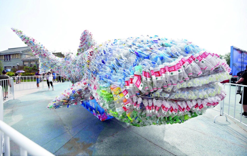 تركيب يصور حوتا صنع من 12 مليون طن من الزجاجات البلاستيكية في مقاطعة شاندونغ شرق الصين