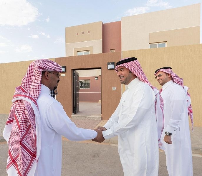 وزير الإسكان يقف ميدانياً على إجراءات تسليم إسكان العيينة