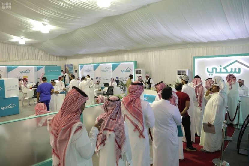 وزير الإسكان يقف ميدانياً على إجراءات تسليم إسكان العيينة