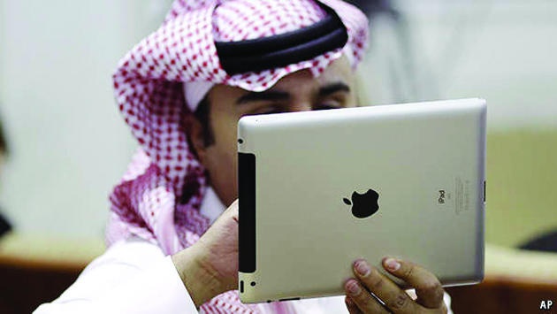 الاسم المستعار .. قناع الأديب في واقع مرير