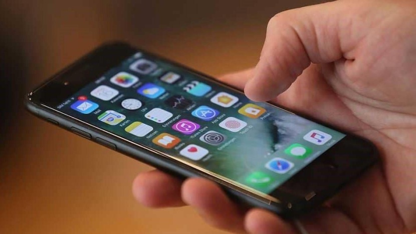 خبراء يحذرون مستخدمي الهواتف الذكية من "ثغرة أمنية" خطيرة