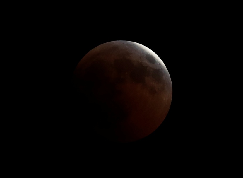 الأنظار تتطلع للسماء لرؤية "القمر الدموي" في أطول خسوف في القرن 21