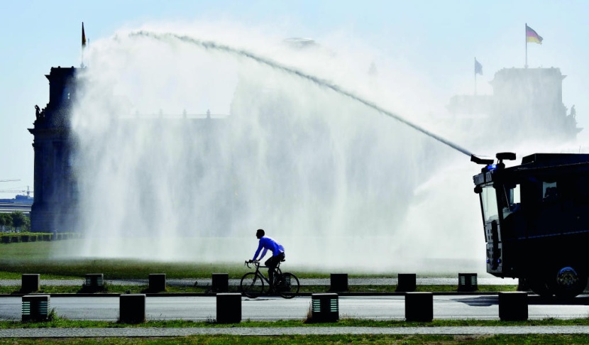 شرطة برلين ترش المياه على حديقة عامة للمساعدة على تلطيف الجو