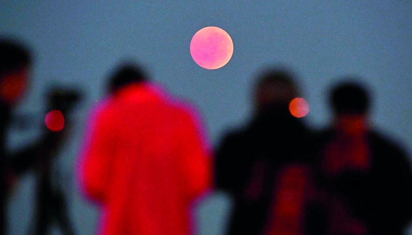 «القمر الدموي» يبهر العالم