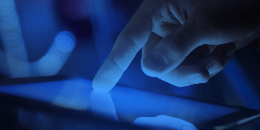 دراسة: ضوء الأجهزة الإلكترونية "سم" فتّاك بالعيون