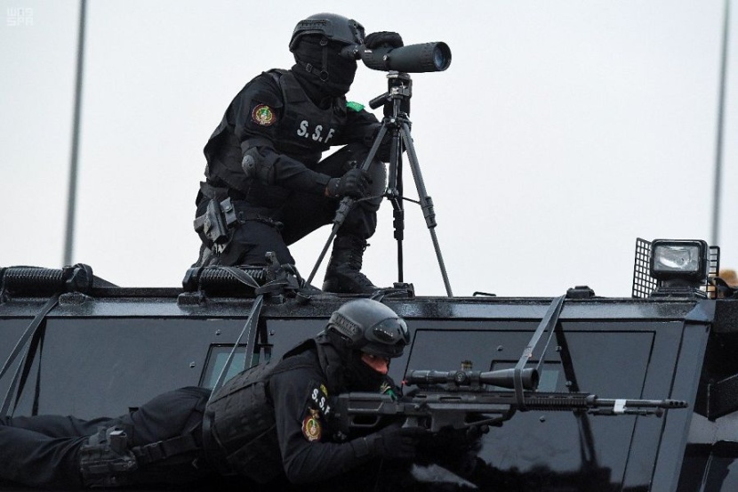 قصة مصورة: وزير الداخلية يرعى الحفل السنوي لاستعراض قوات أمن الحج 