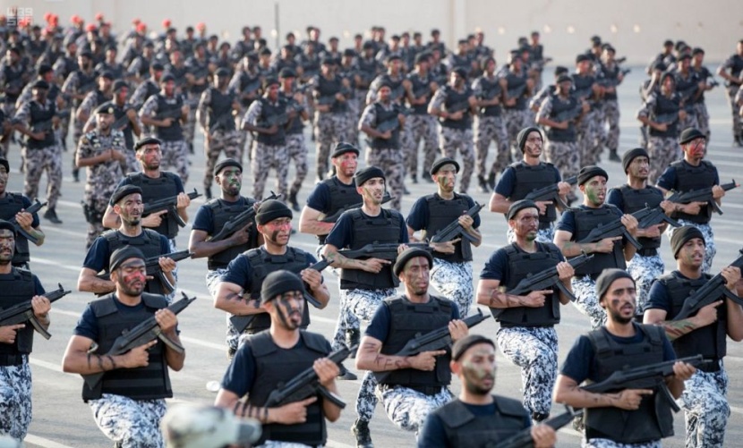 قصة مصورة: وزير الداخلية يرعى الحفل السنوي لاستعراض قوات أمن الحج 