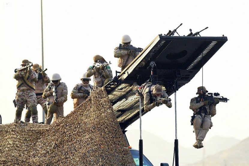 قصة مصورة: وزير الداخلية يرعى الحفل السنوي لاستعراض قوات أمن الحج 