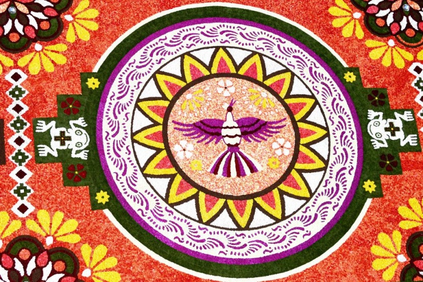 سجادة زهور زاهية تأسر الأنظار في وسط بروكسل رغم حرارة الصيف